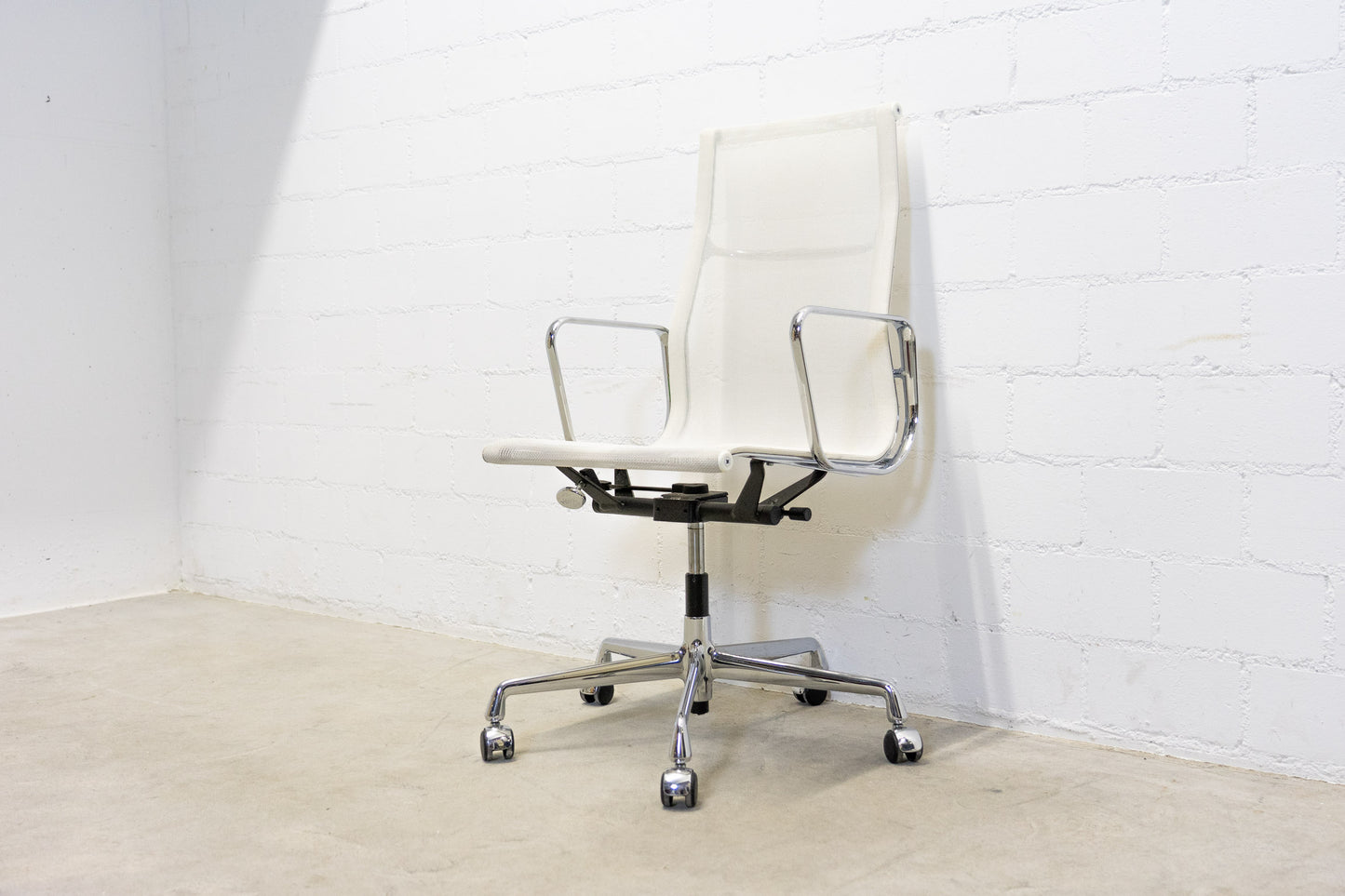 Vitra Aluminium Chair EA 119 Netz Weiss