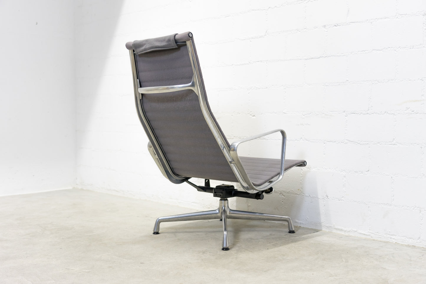 Vitra Eames Aluminium Chair EA 124