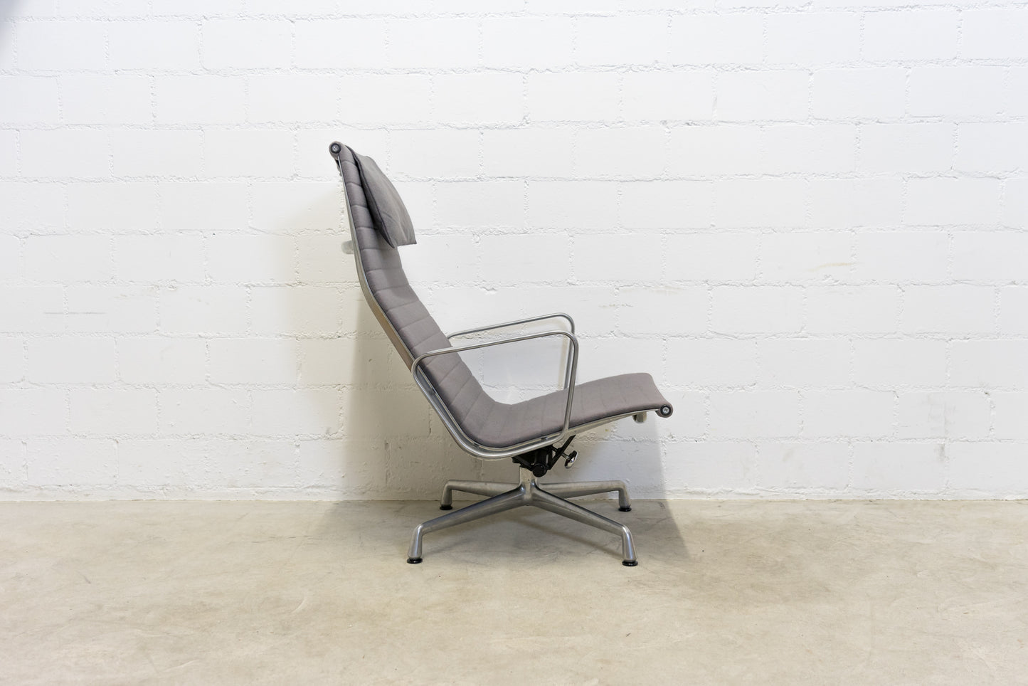 Vitra Eames Aluminium Chair EA 124