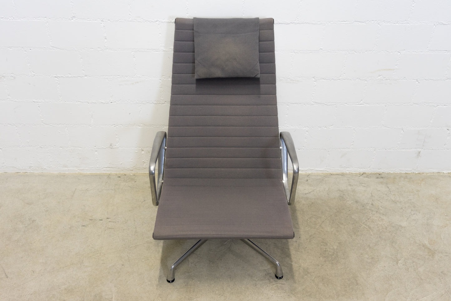 Vitra Eames Aluminium Chair EA 124