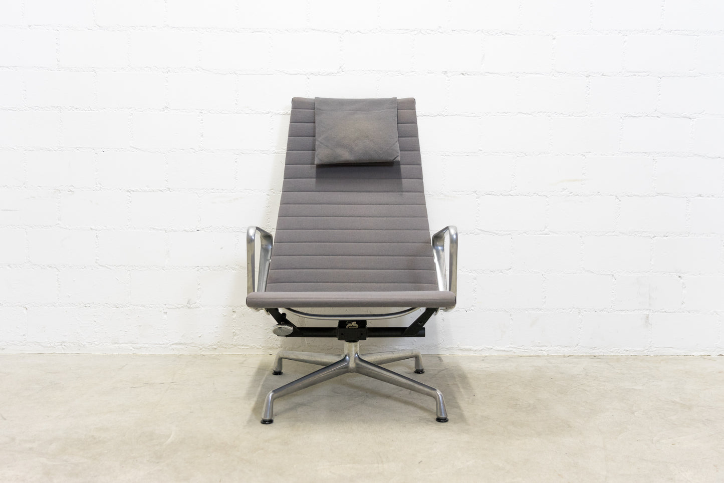 Vitra Eames Aluminium Chair EA 124