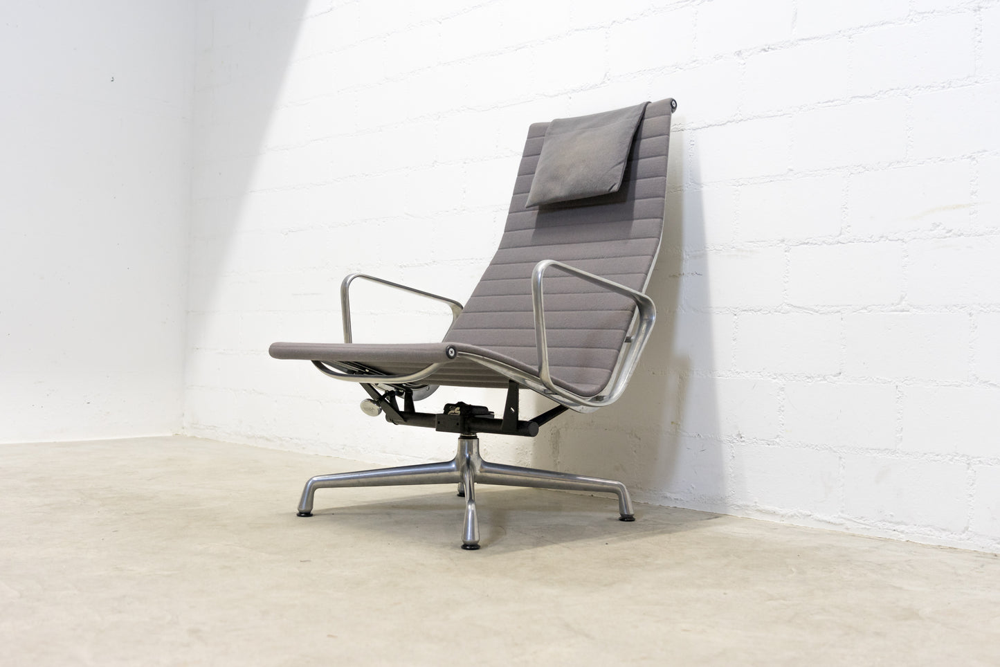 Vitra Eames Aluminium Chair EA 124