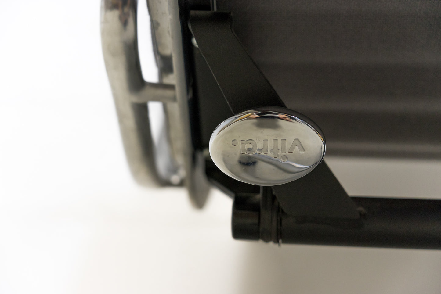 Vitra Eames Aluminium Chair EA 124