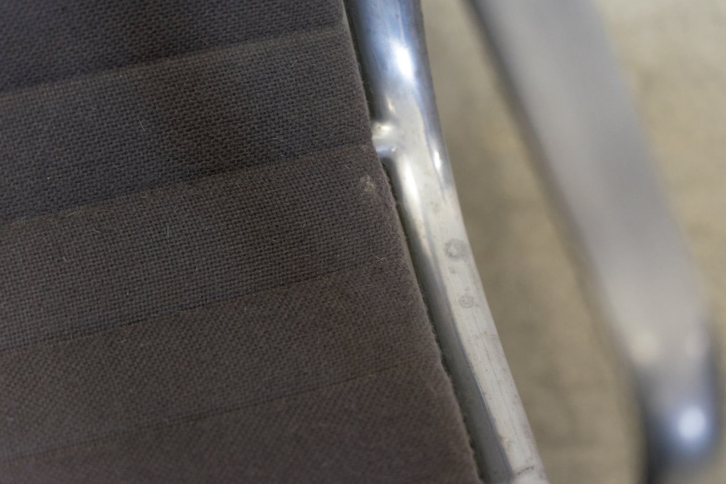 Vitra Eames Aluminium Chair EA 124