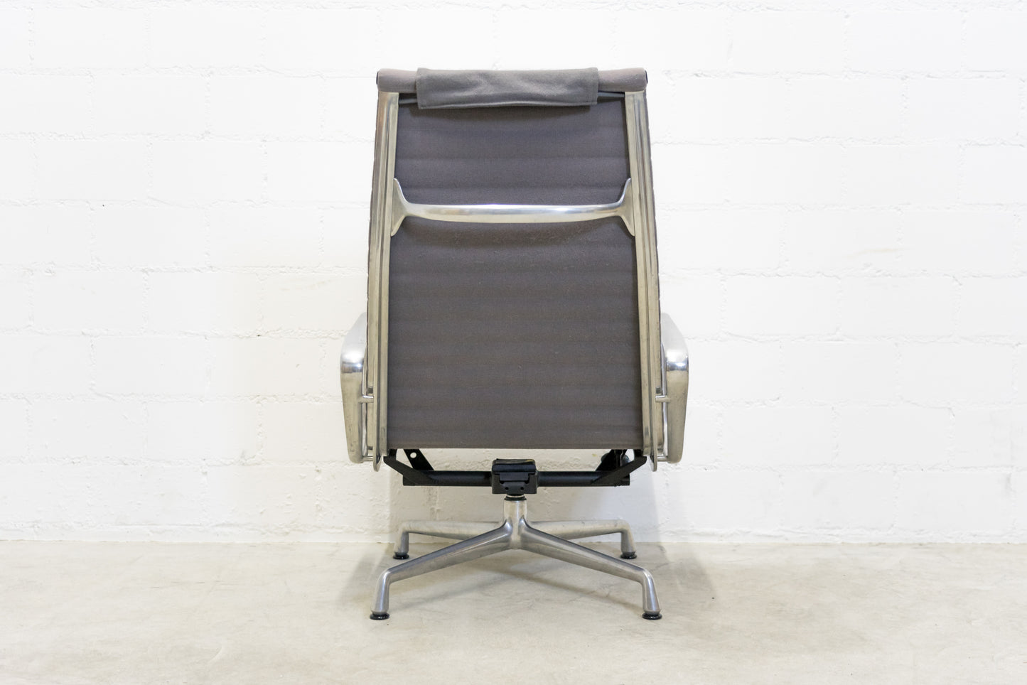 Vitra Eames Aluminium Chair EA 124