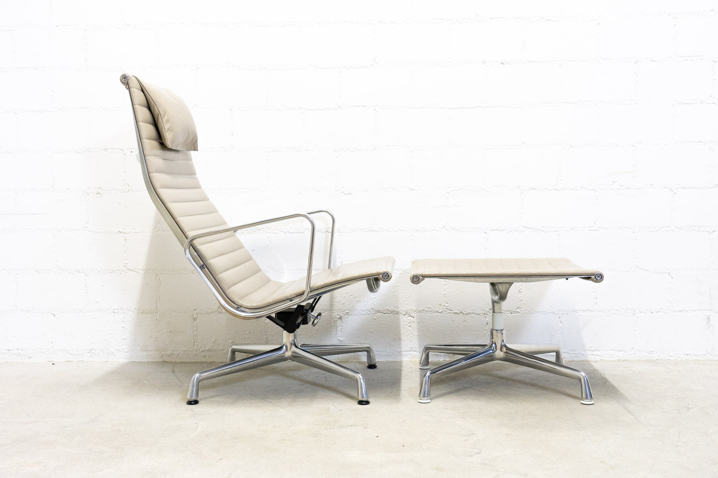 Vitra Eames Aluminium Chair EA 124 mit Hocker Nr. 2