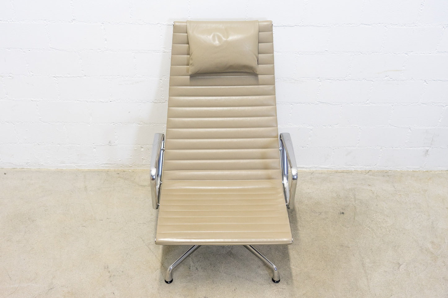 Vitra Eames Aluminium Chair EA 124 mit Hocker Nr. 2