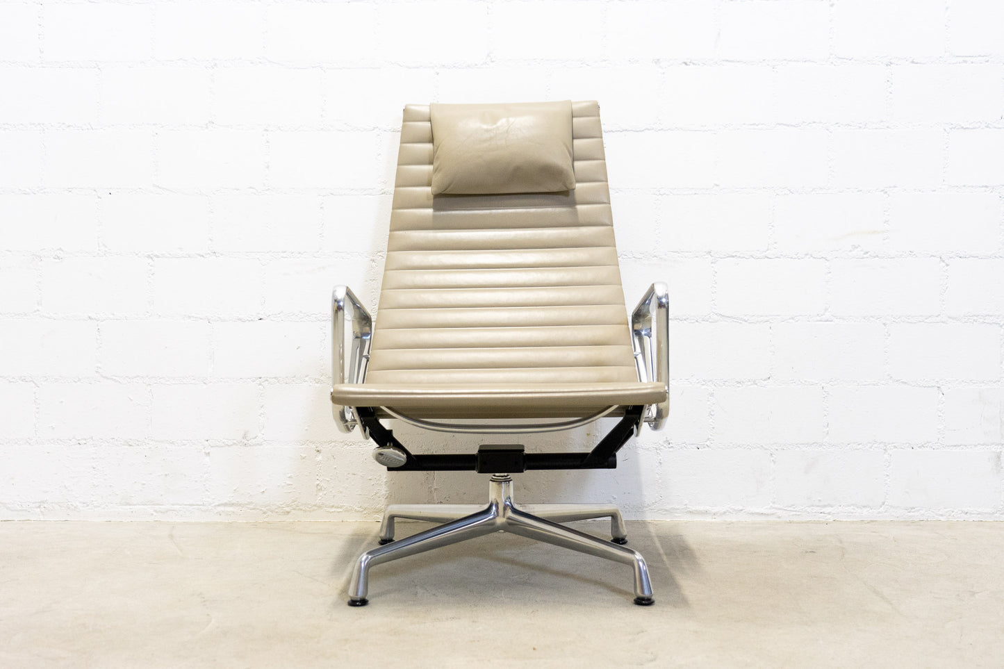 Vitra Eames Aluminium Chair EA 124 mit Hocker Nr. 2