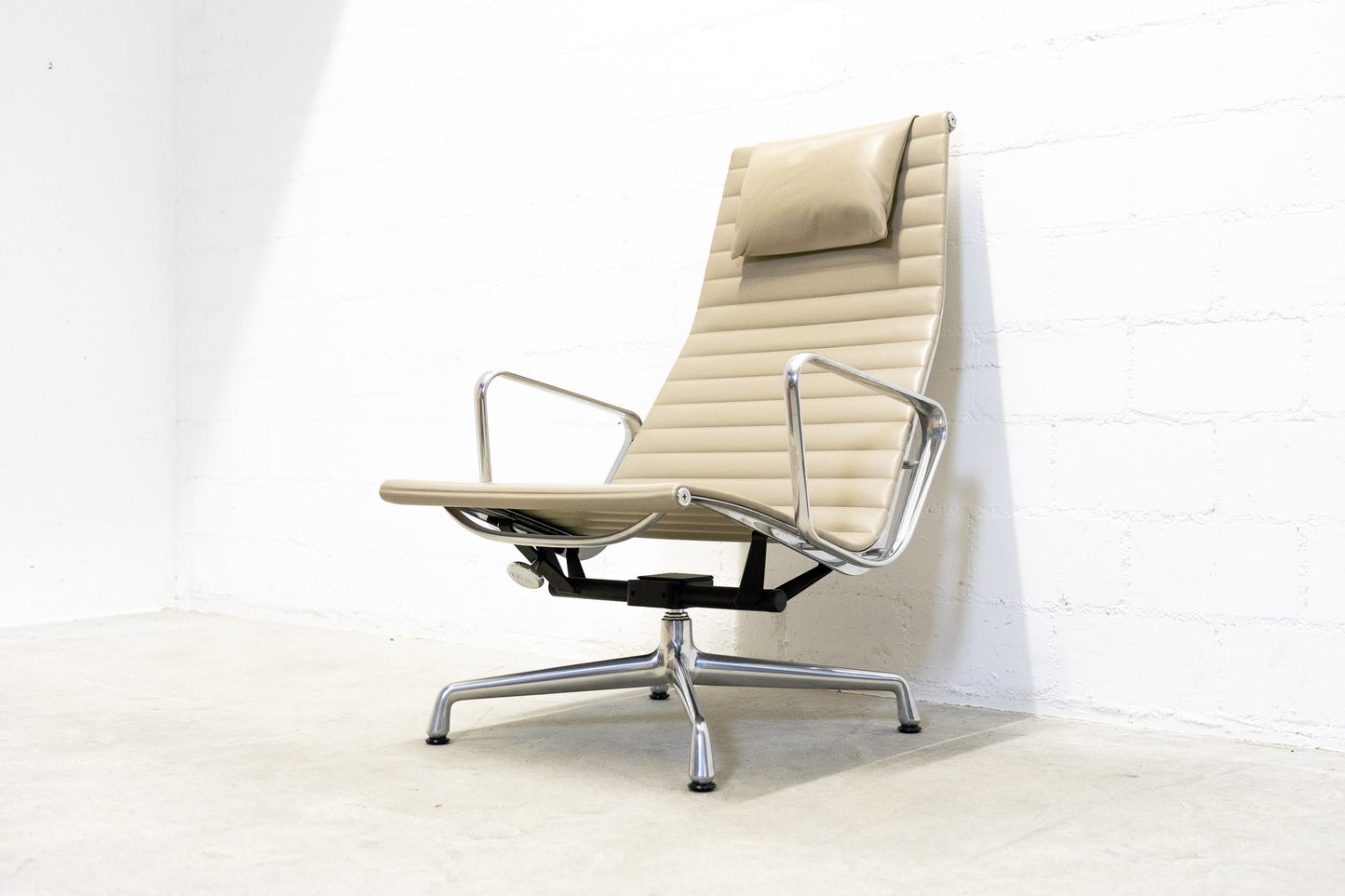 Vitra Eames Aluminium Chair EA 124 mit Hocker Nr. 2