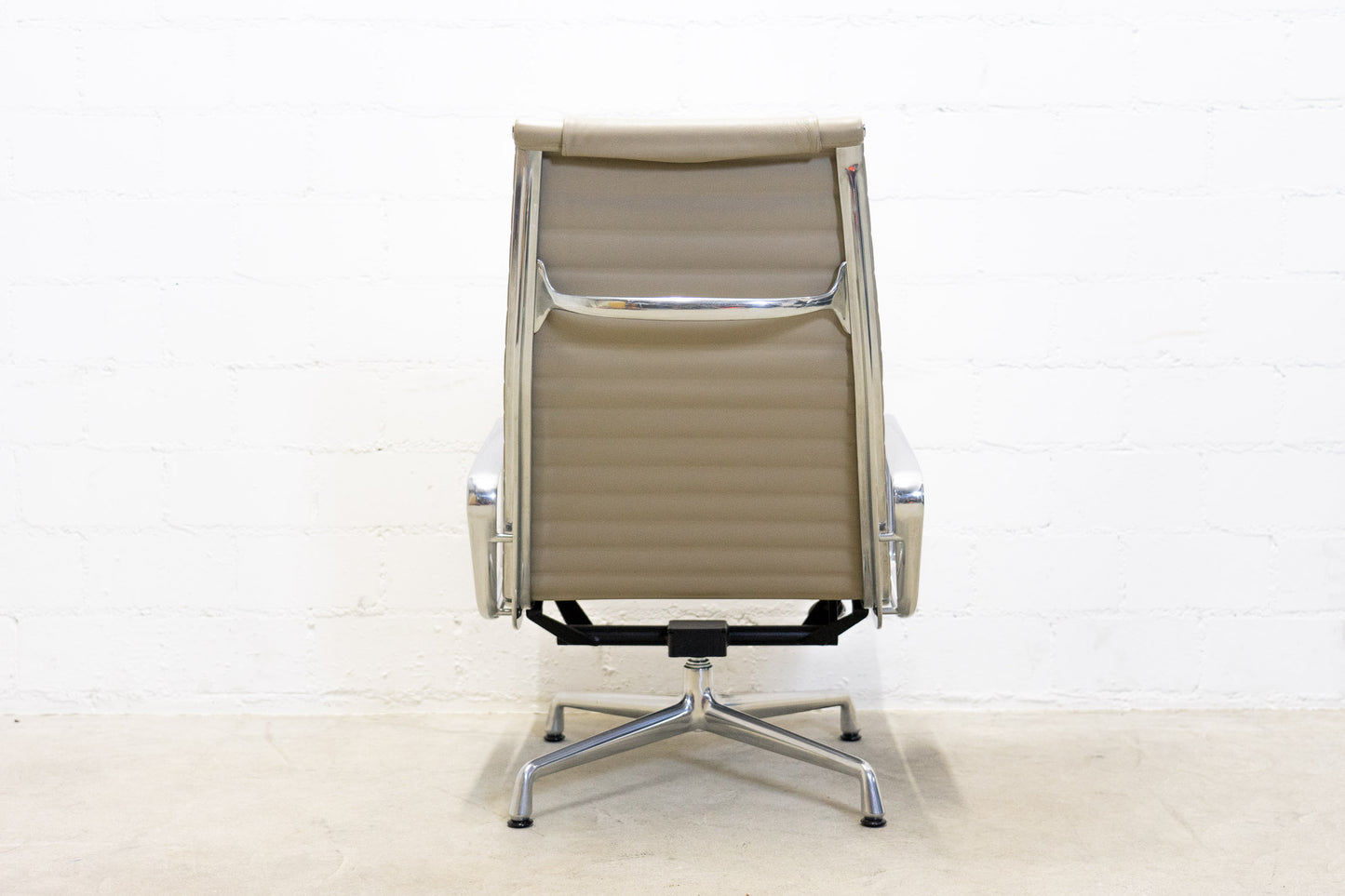 Vitra Eames Aluminium Chair EA 124 mit Hocker Nr. 2