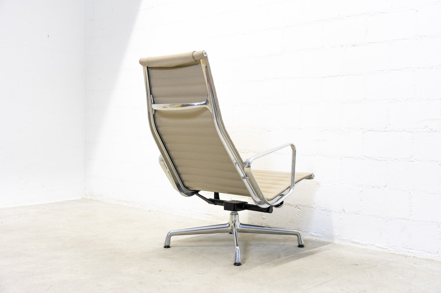 Vitra Eames Aluminium Chair EA 124 mit Hocker Nr. 2