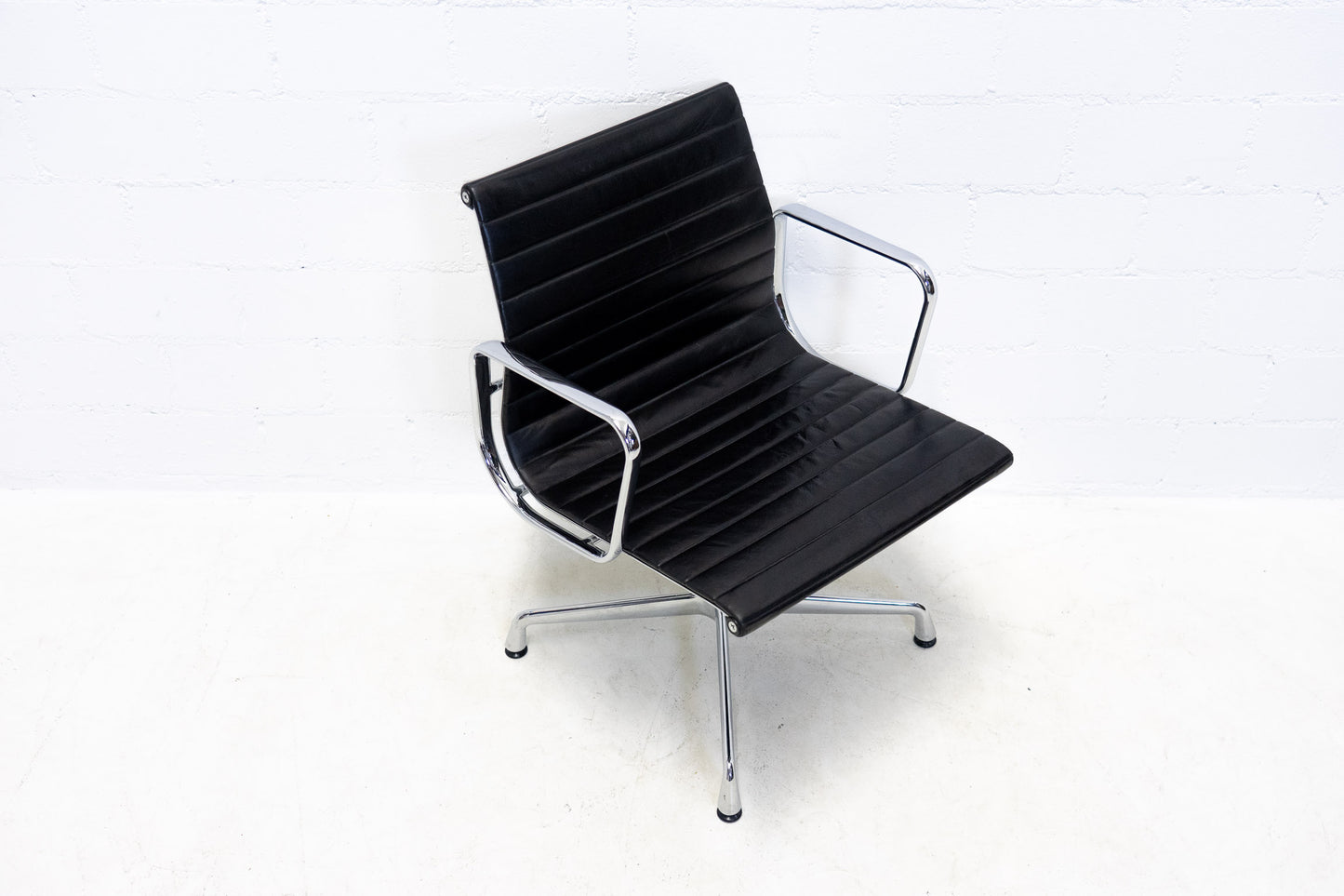 Vitra Eames Aluminium Chair EA 108 Leder