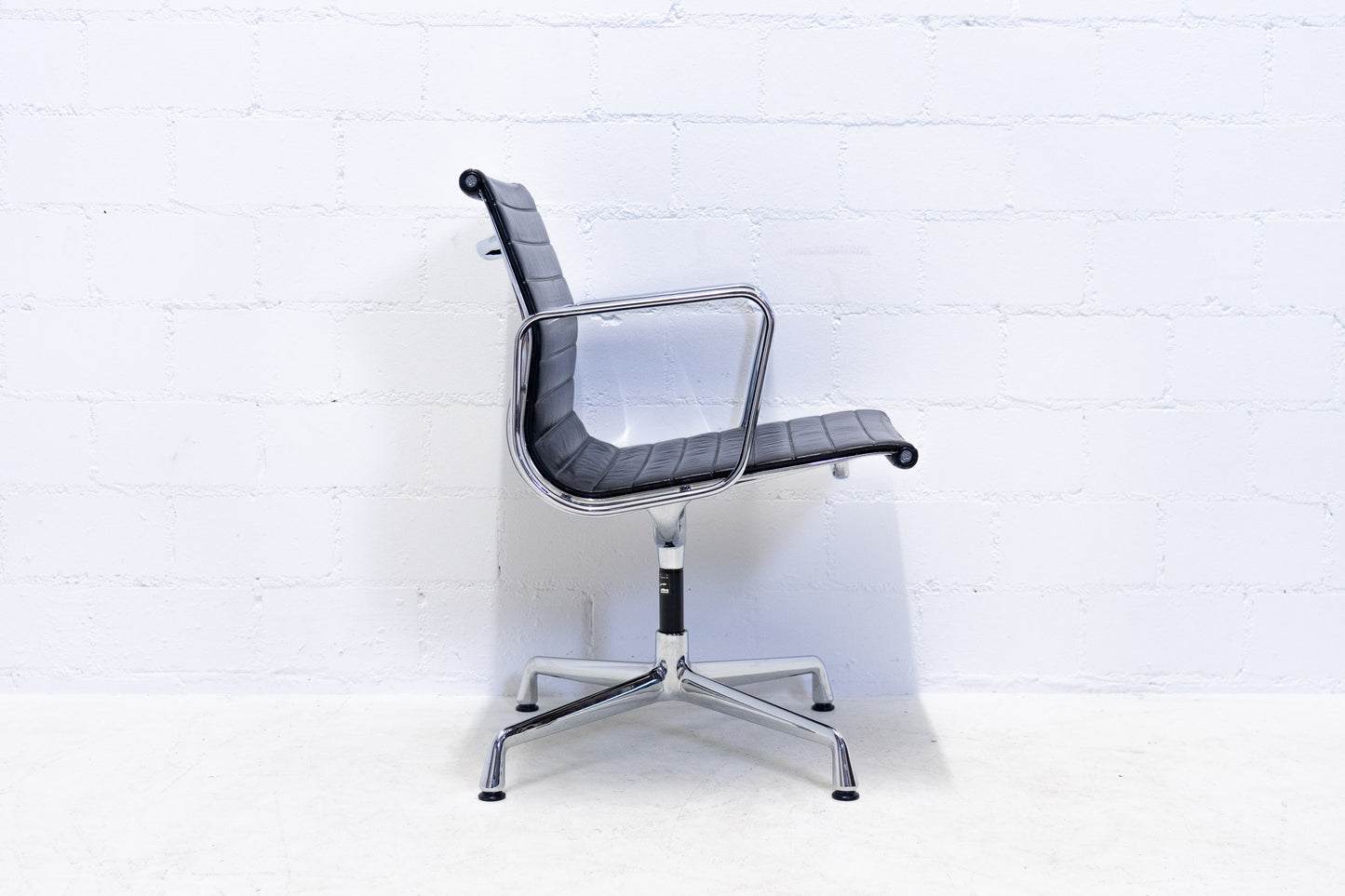 Vitra Eames Aluminium Chair EA 108 Leder