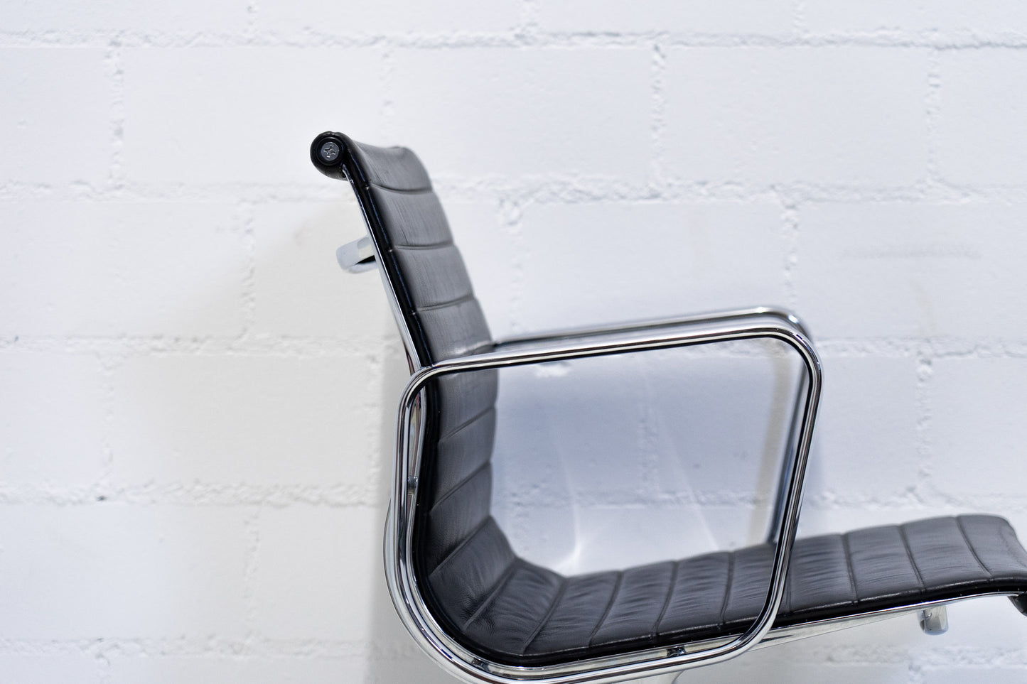 Vitra Eames Aluminium Chair EA 108 Leder