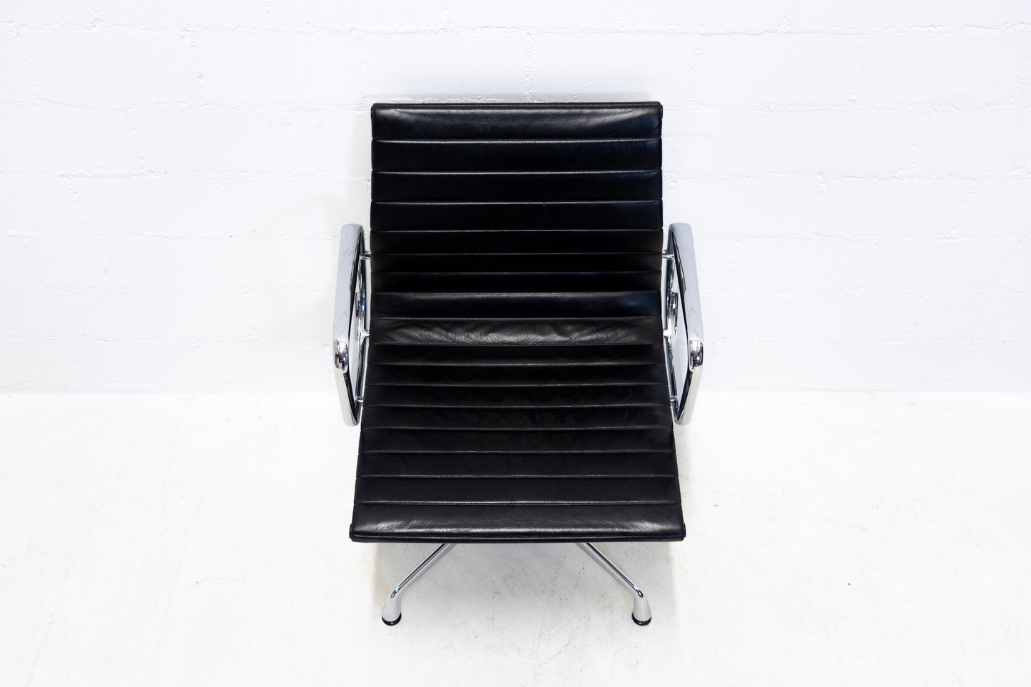 Vitra Eames Aluminium Chair EA 108 Leder