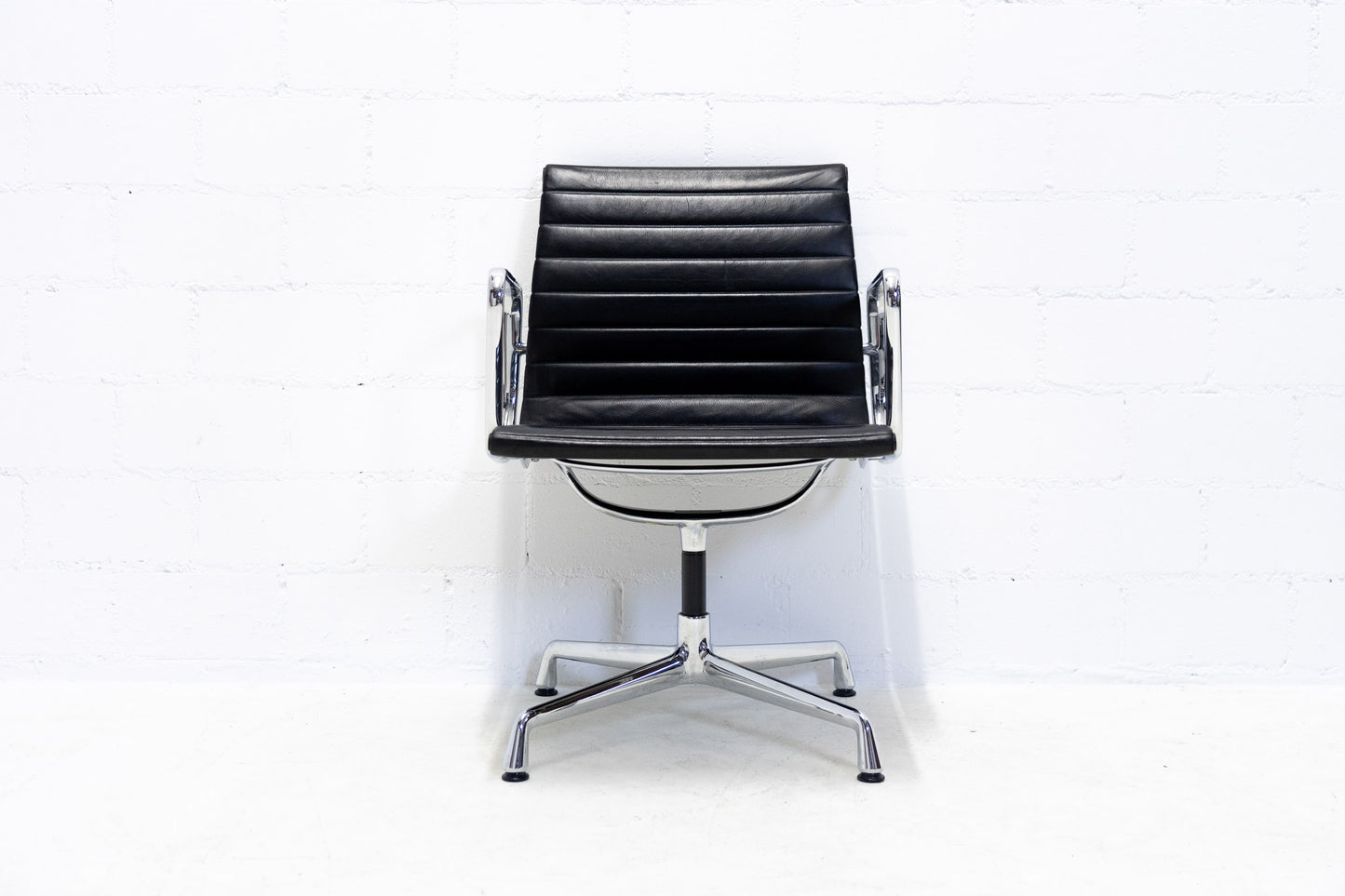 Vitra Eames Aluminium Chair EA 108 Leder