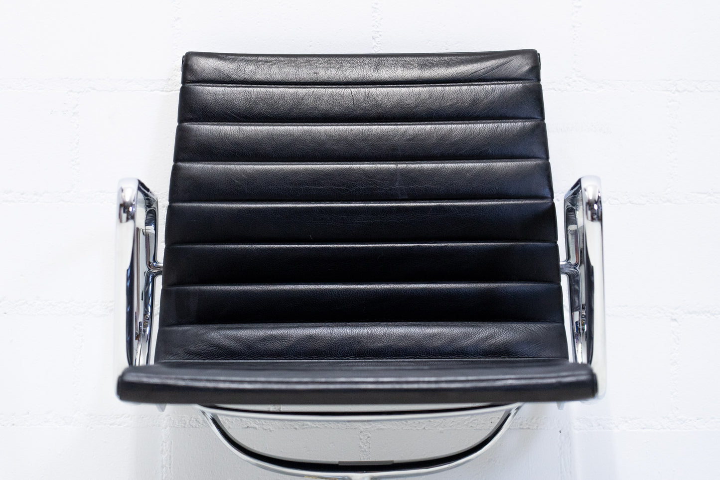 Vitra Eames Aluminium Chair EA 108 Leder