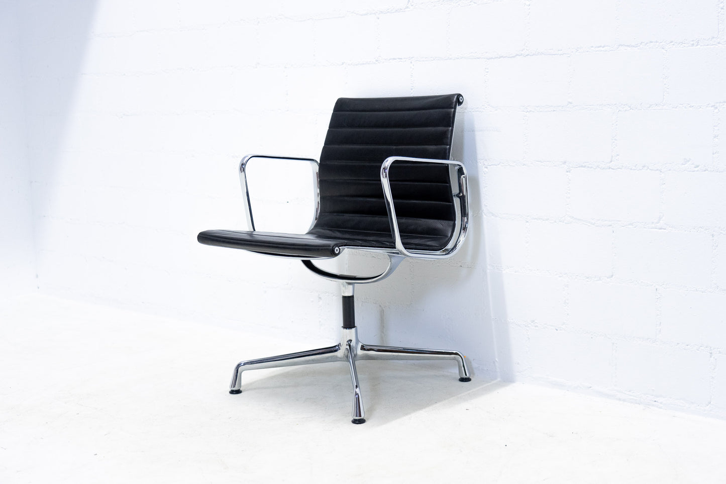 Vitra Eames Aluminium Chair EA 108 Leder