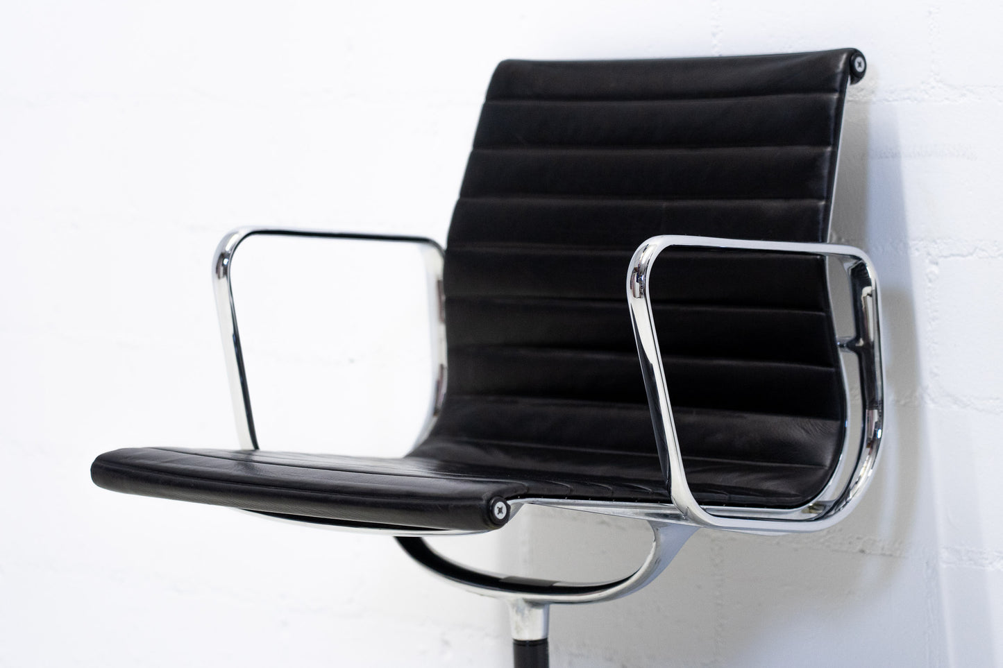 Vitra Eames Aluminium Chair EA 108 Leder