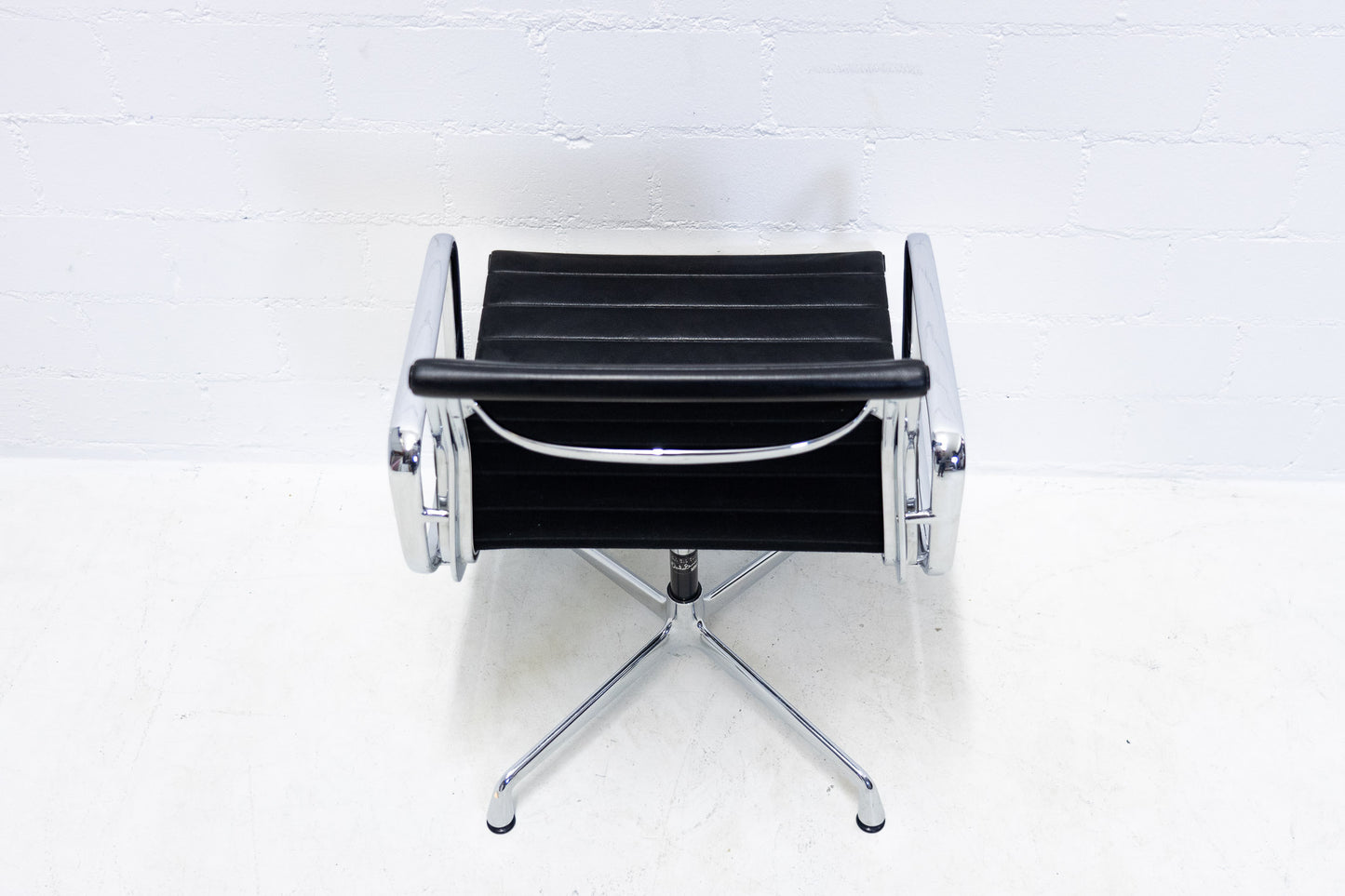 Vitra Eames Aluminium Chair EA 108 Leder