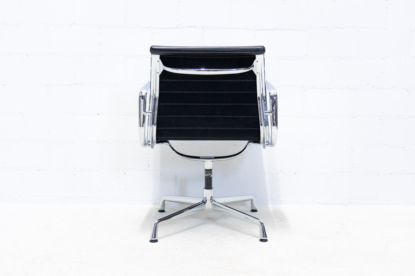 Vitra Eames Aluminium Chair EA 108 Leder