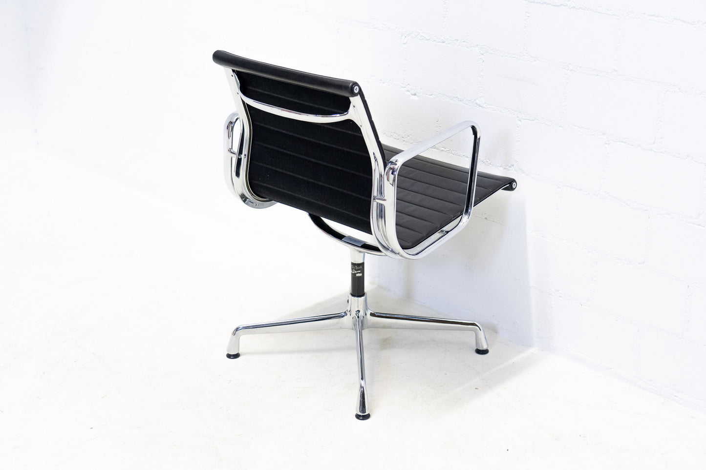 Vitra Eames Aluminium Chair EA 108 Leder