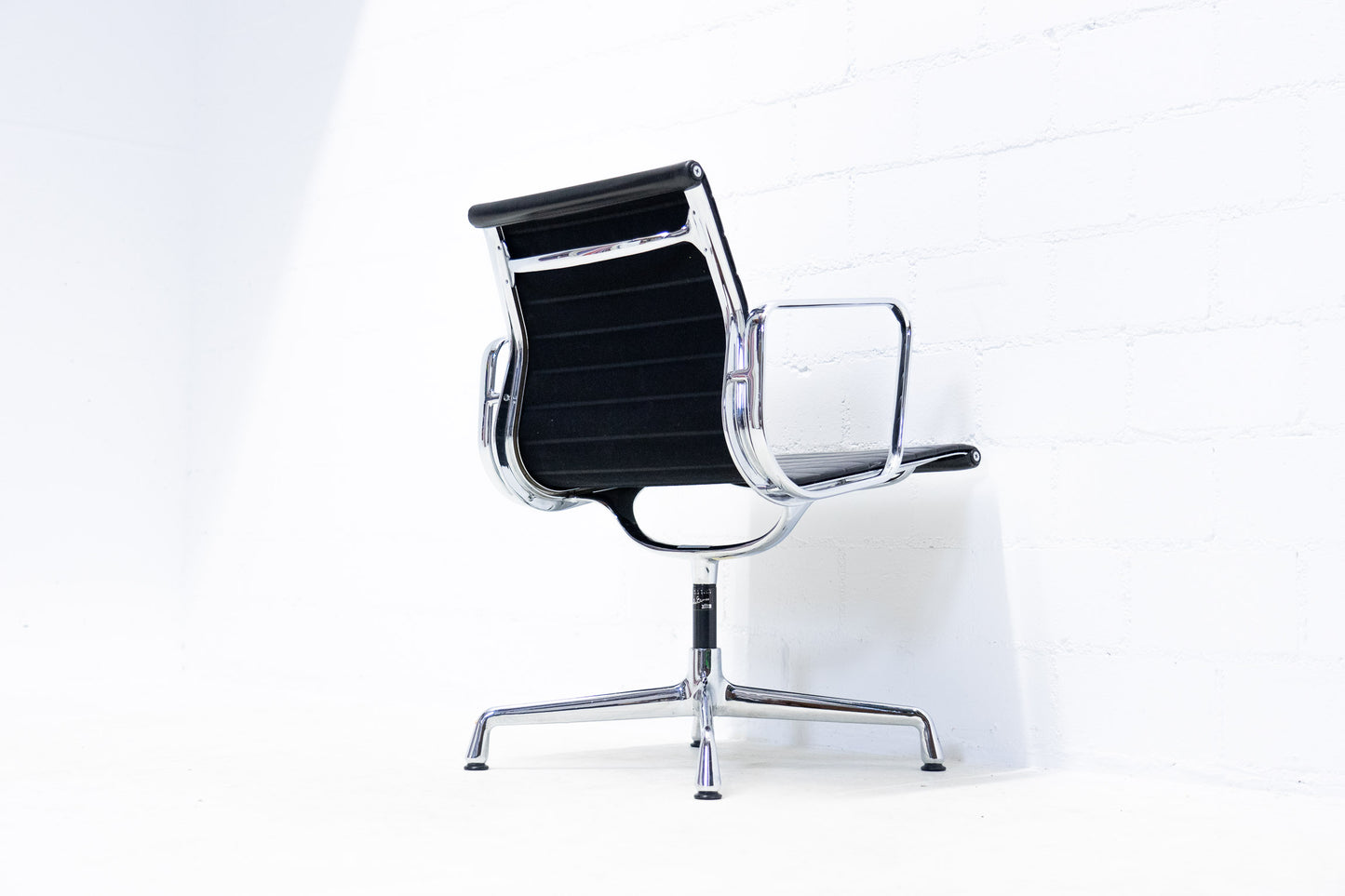 Vitra Eames Aluminium Chair EA 108 Leder