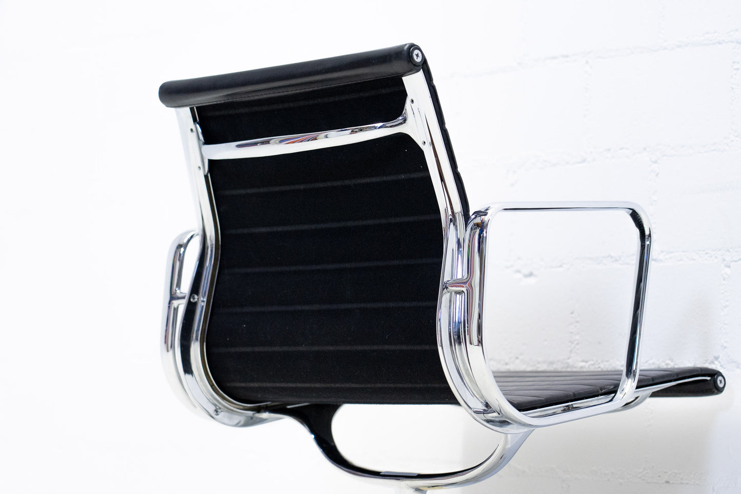 Vitra Eames Aluminium Chair EA 108 Leder