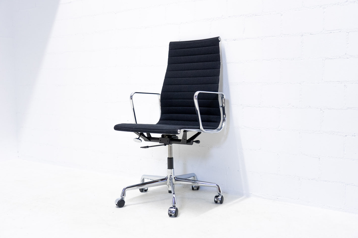 Vitra Aluminium Chair EA 119 Hopsak