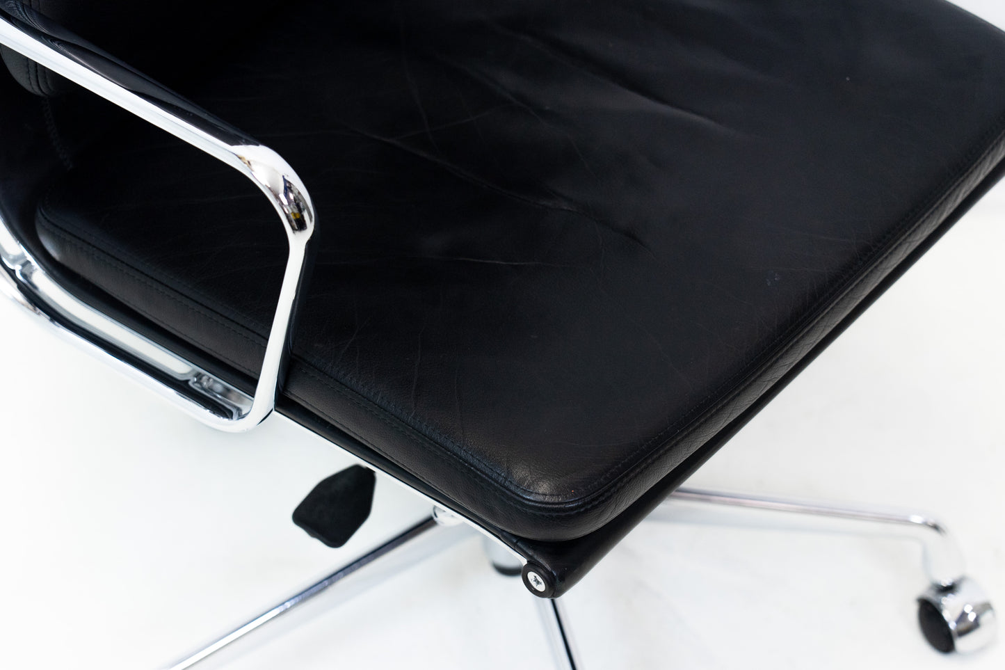 Vitra Aluminium Chair EA 219 Soft Pad Eames
