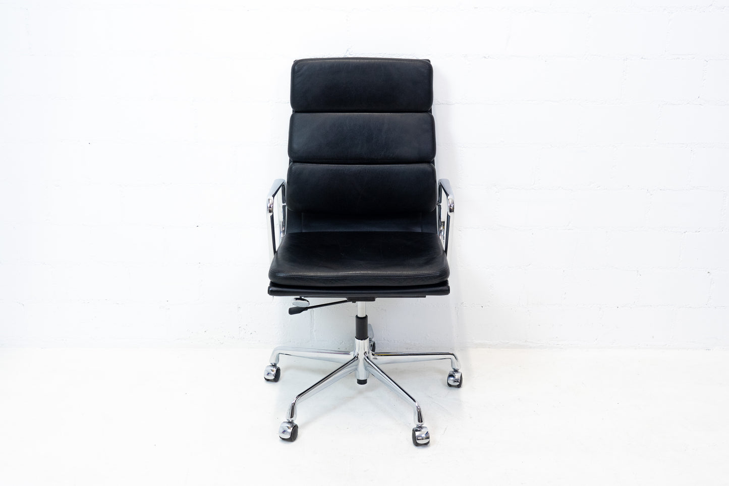 Vitra Aluminium Chair EA 219 Soft Pad Eames