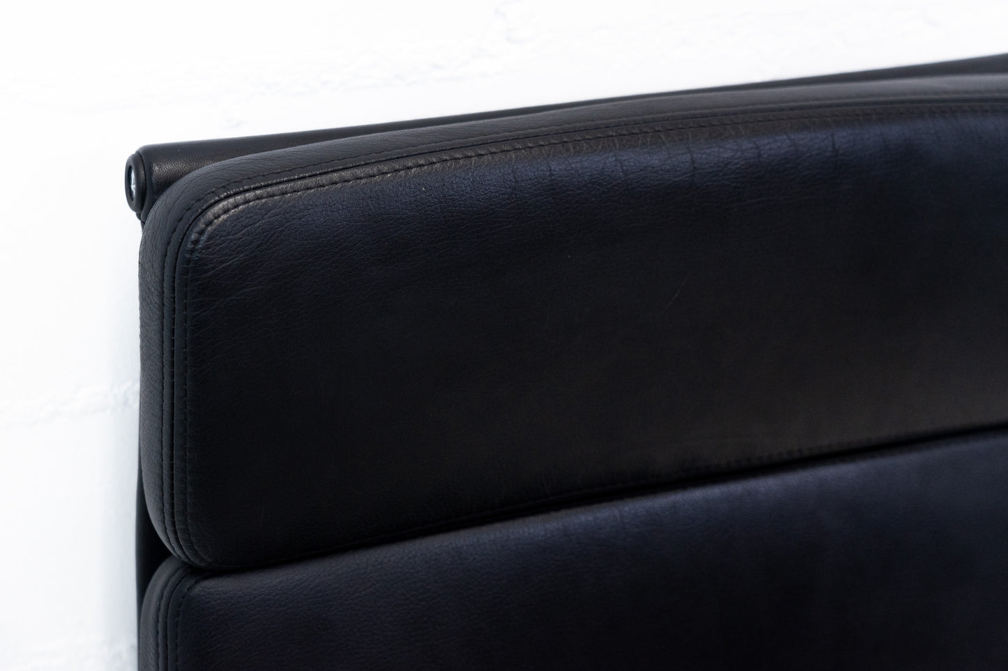 Vitra Aluminium Chair EA 219 Soft Pad Eames