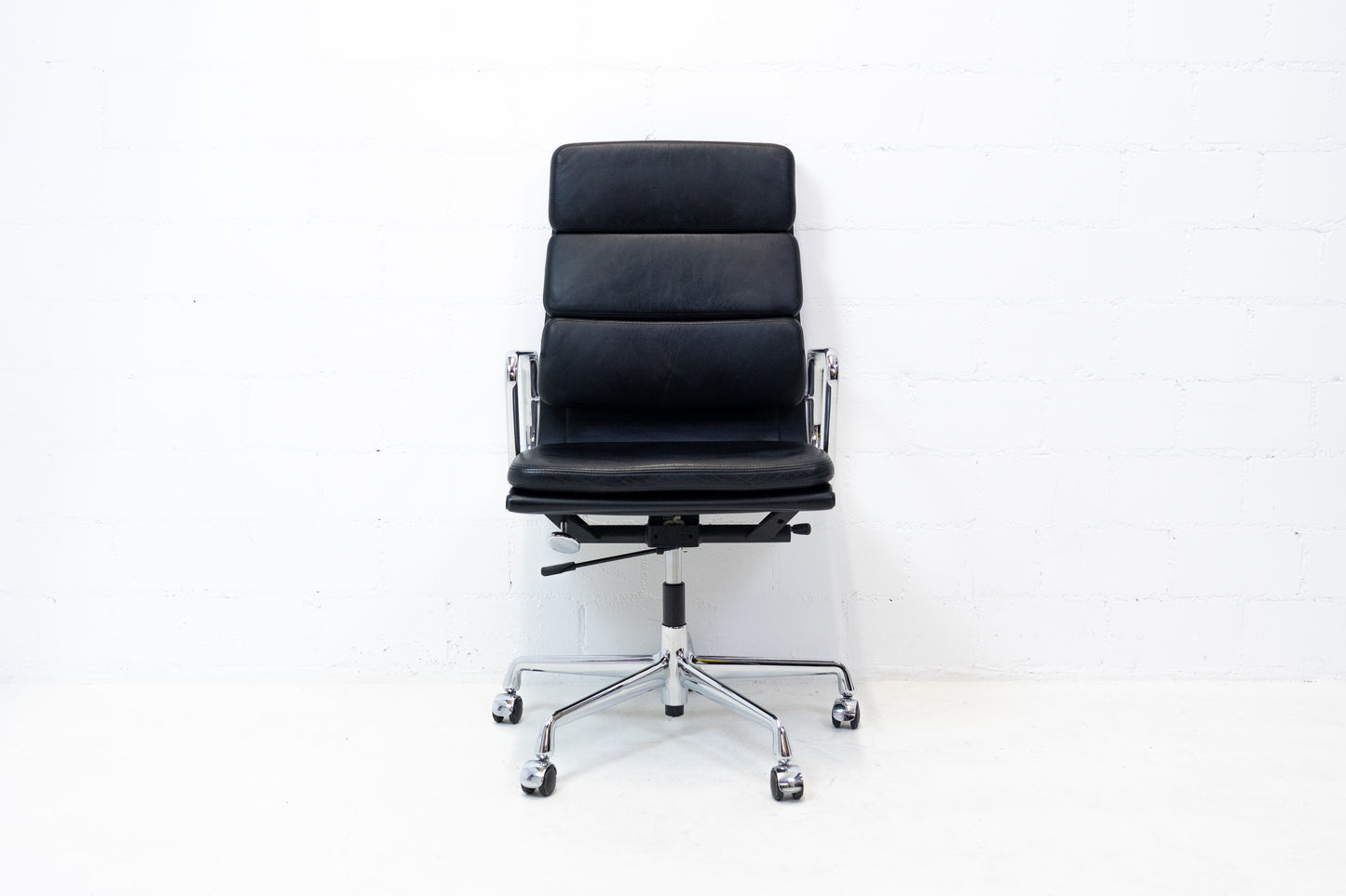 Vitra Aluminium Chair EA 219 Soft Pad Eames