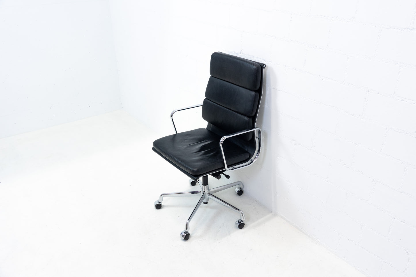 Vitra Aluminium Chair EA 219 Soft Pad Eames