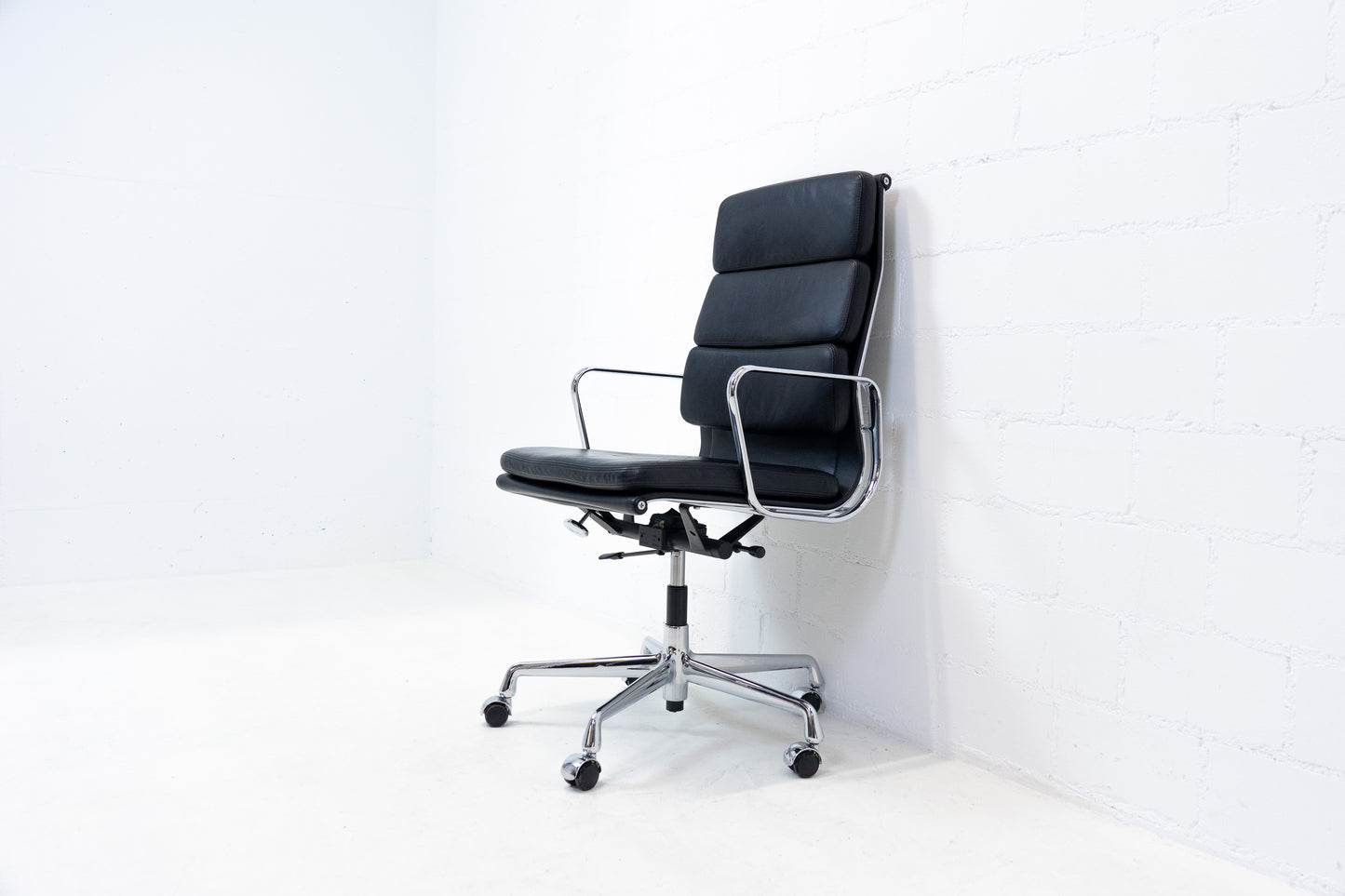 Vitra Aluminium Chair EA 219 Soft Pad Eames