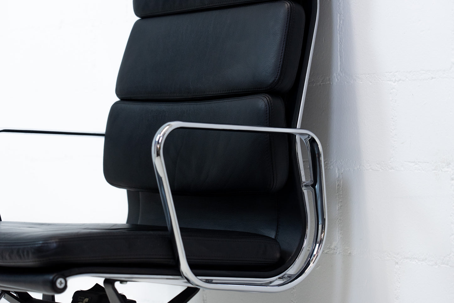Vitra Aluminium Chair EA 219 Soft Pad Eames