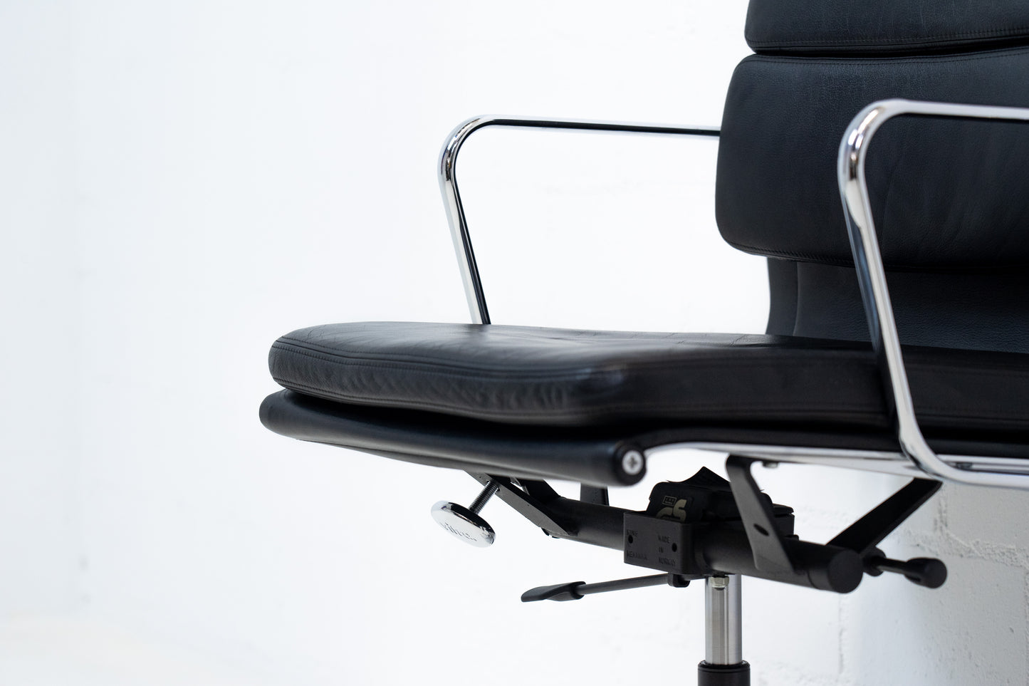Vitra Aluminium Chair EA 219 Soft Pad Eames