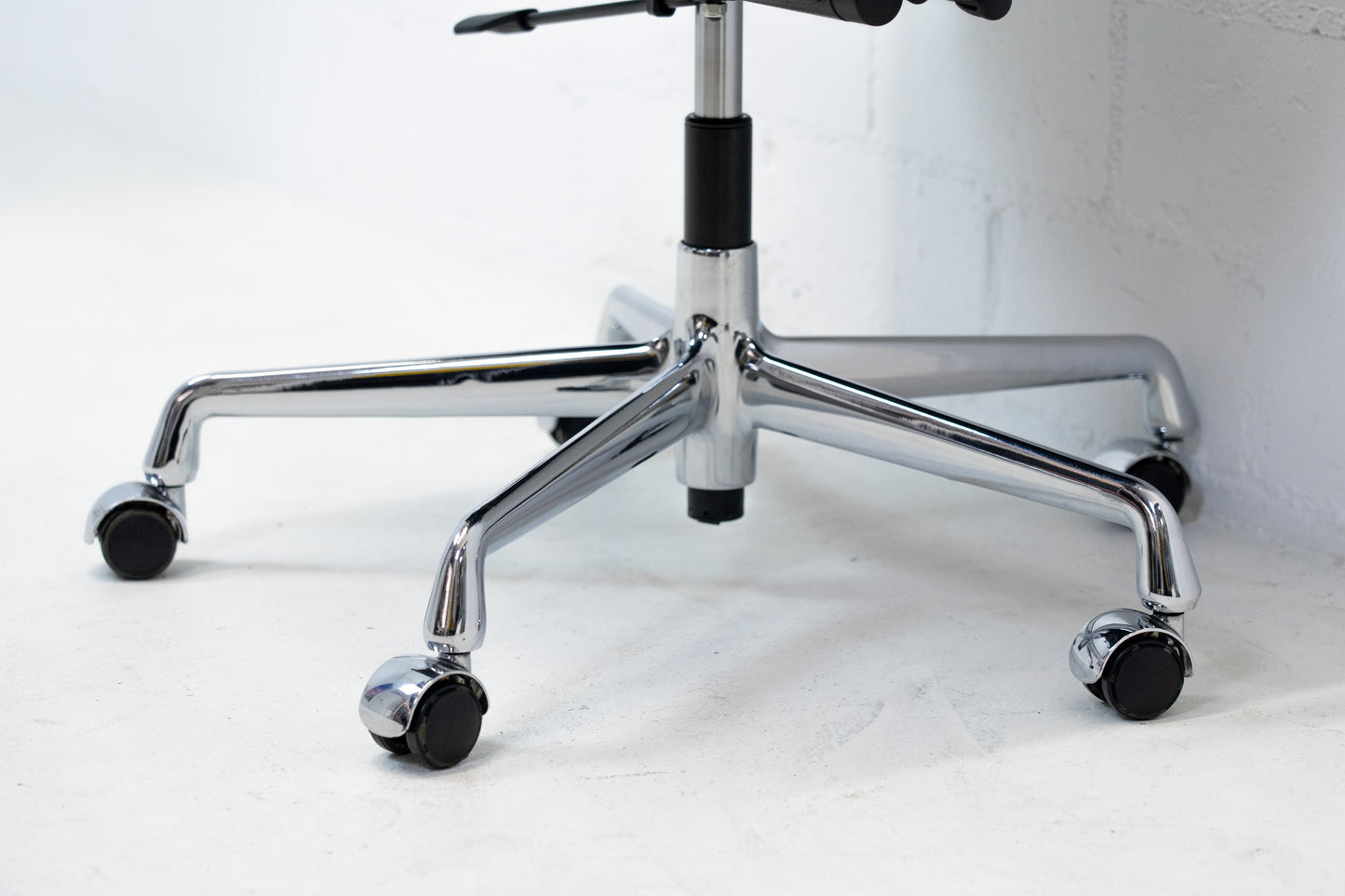 Vitra Aluminium Chair EA 219 Soft Pad Eames