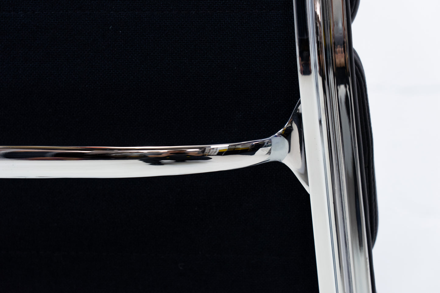 Vitra Aluminium Chair EA 219 Soft Pad Eames