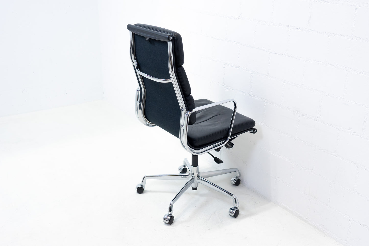 Vitra Aluminium Chair EA 219 Soft Pad Eames