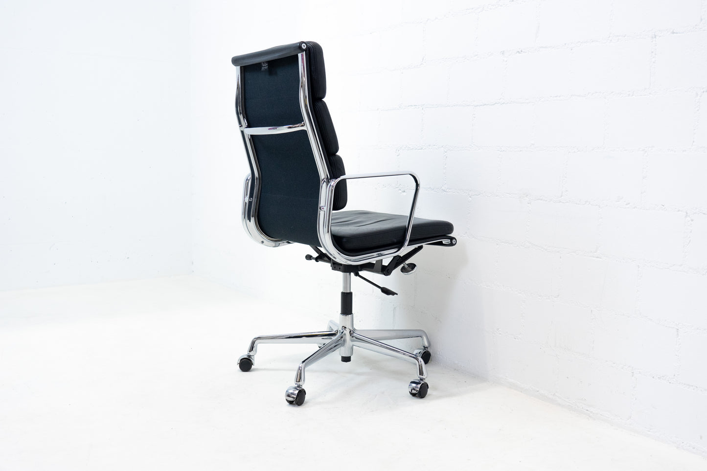 Vitra Aluminium Chair EA 219 Soft Pad Eames