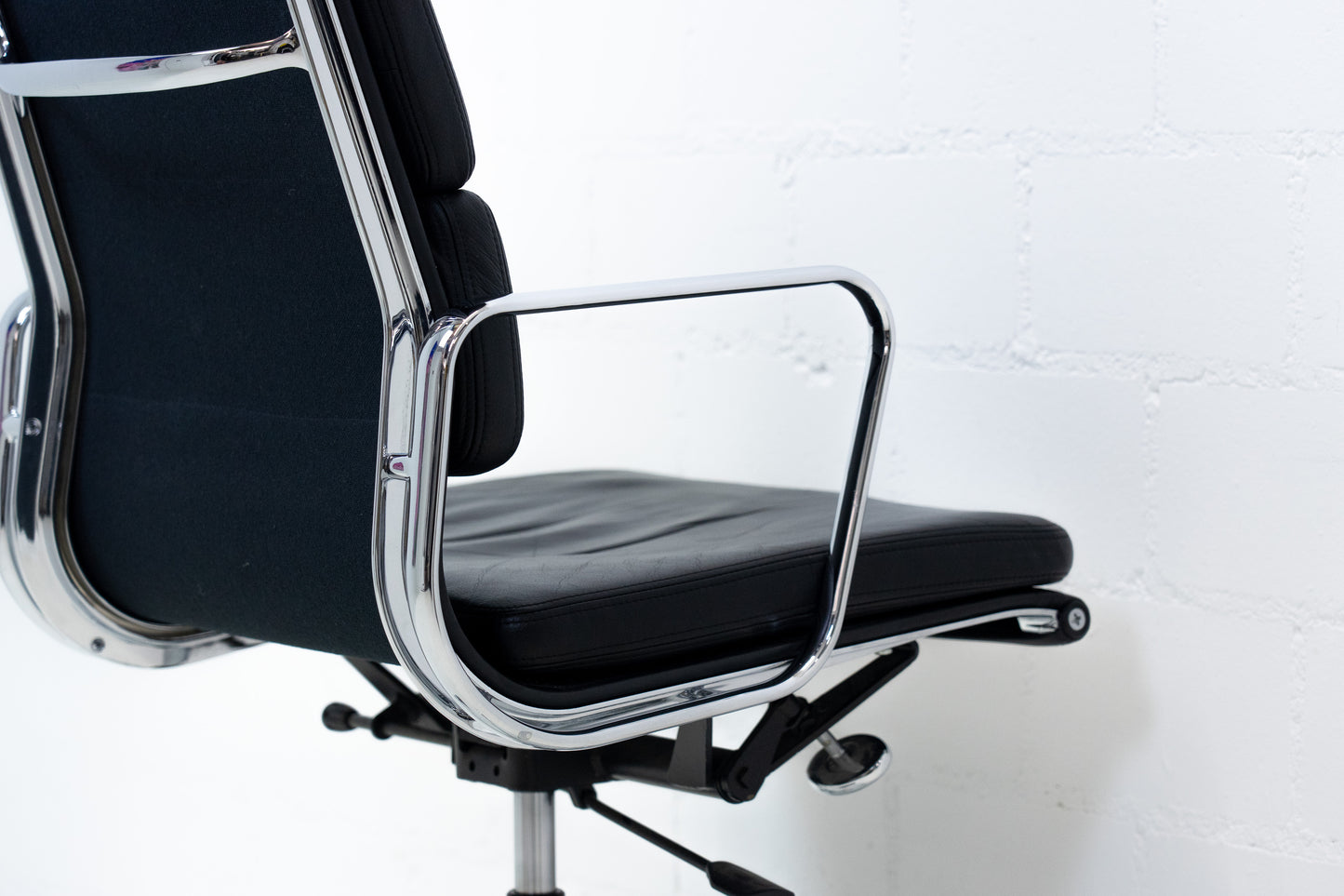 Vitra Aluminium Chair EA 219 Soft Pad Eames
