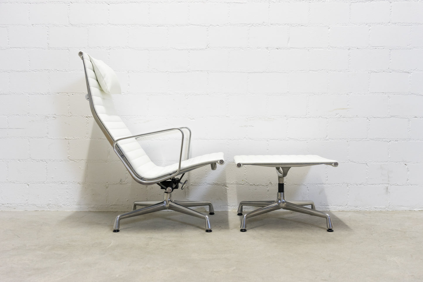 Vitra Eames Aluminium Chair EA 124 mit Hocker