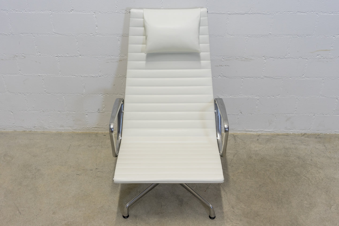 Vitra Eames Aluminium Chair EA 124 mit Hocker