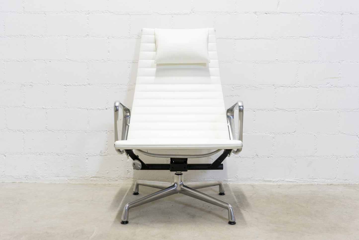 Vitra Eames Aluminium Chair EA 124 mit Hocker