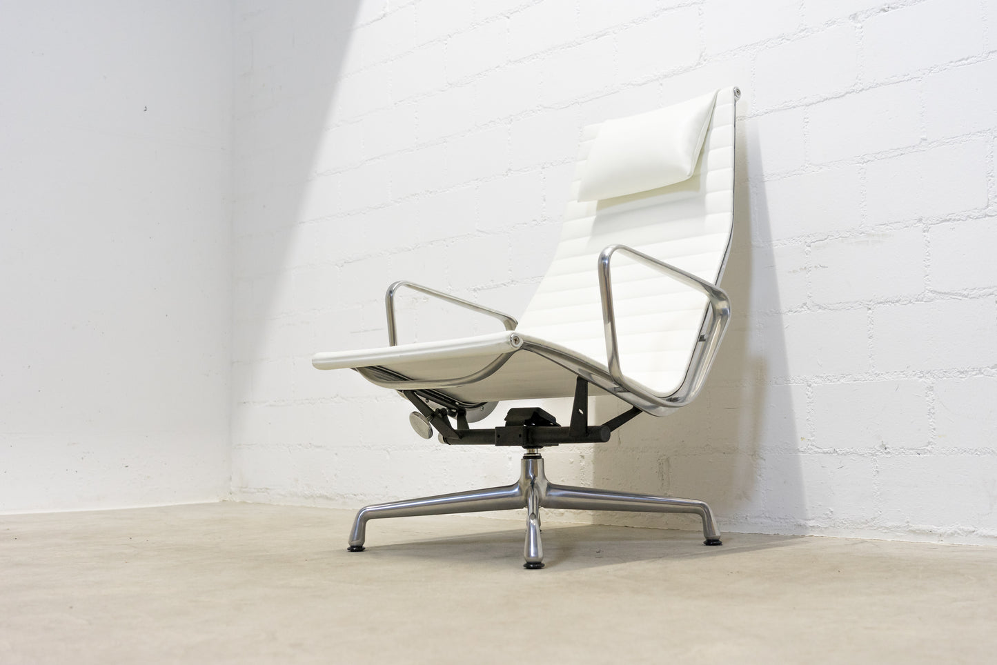 Vitra Eames Aluminium Chair EA 124 mit Hocker