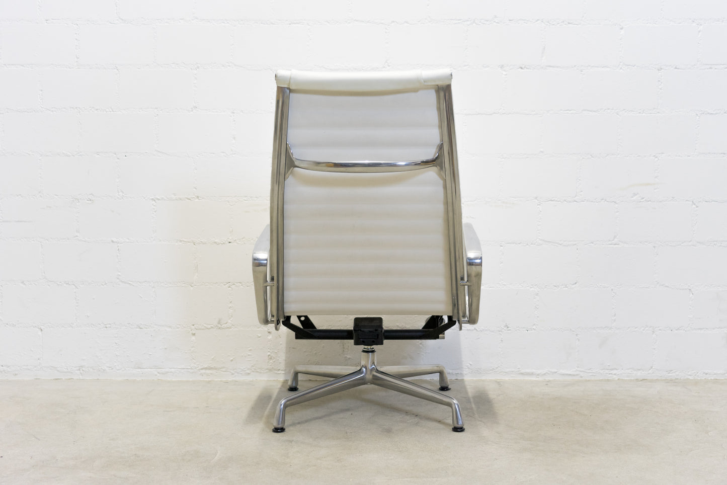 Vitra Eames Aluminium Chair EA 124 mit Hocker