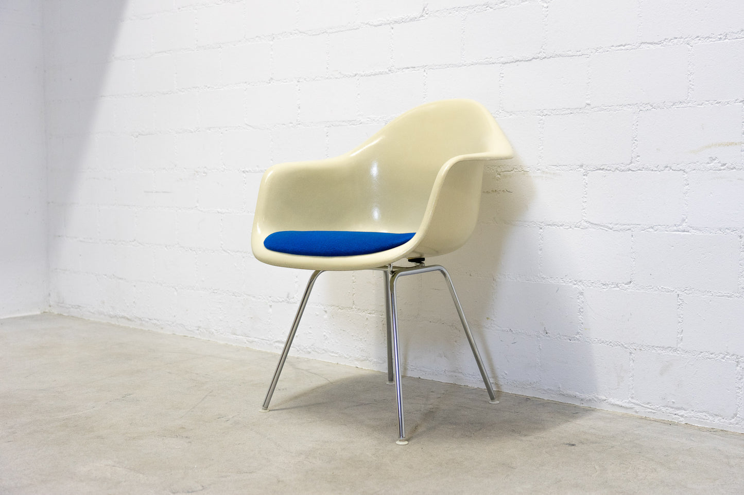 Vitra Eames Arm Chair DAX