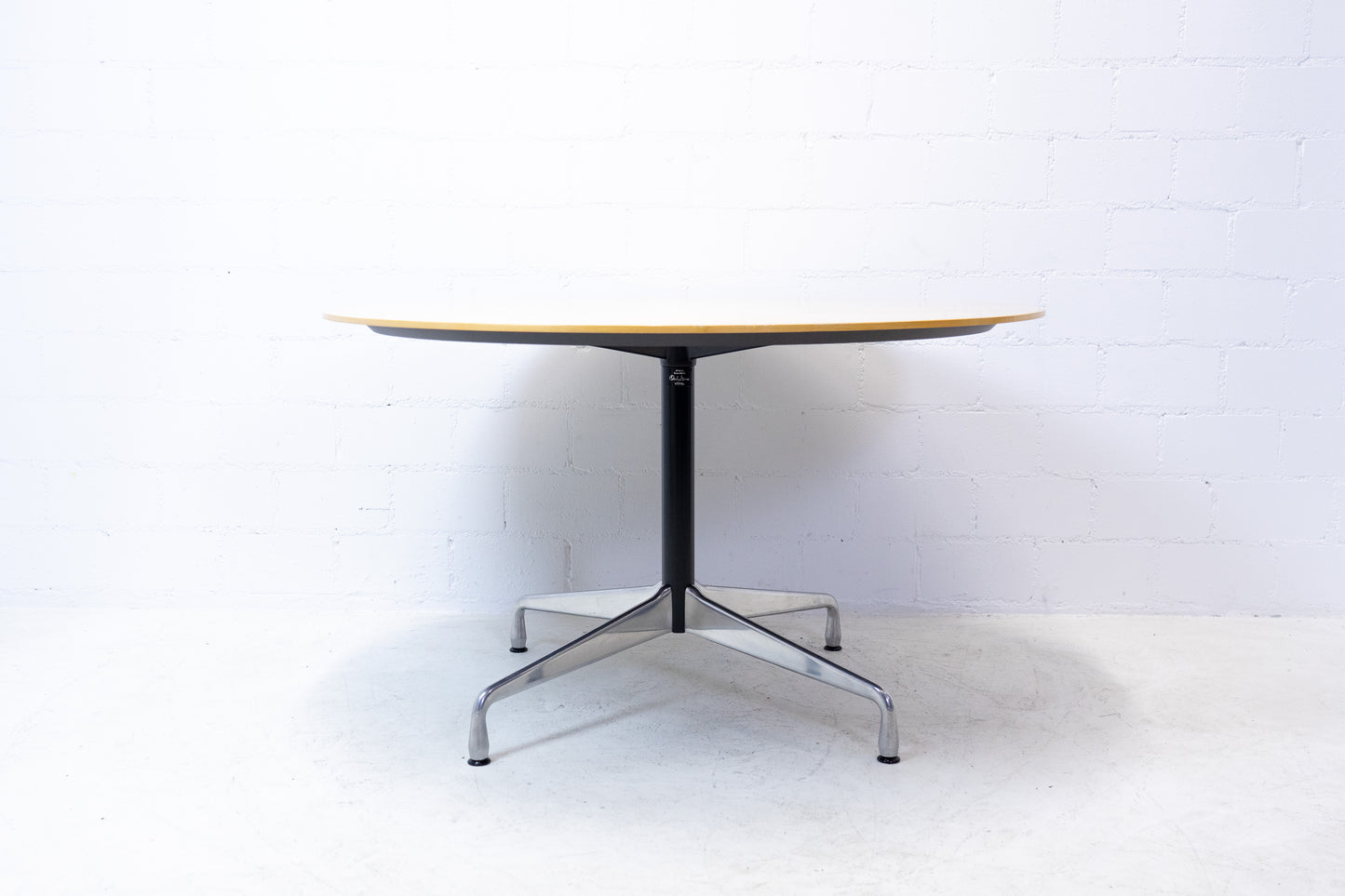 Vitra Eames Segmented Table Nr. 1