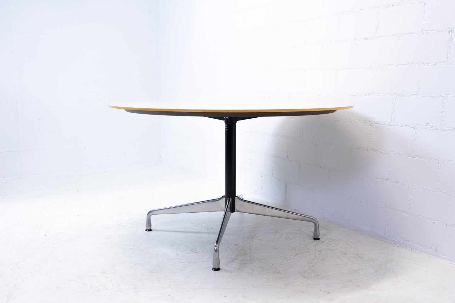 Vitra Eames Segmented Table Nr. 1